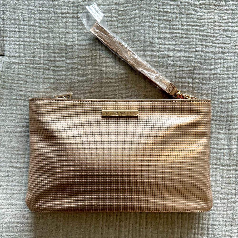 Kelly Wynne Wristlet with chain